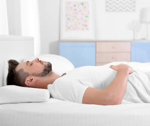 persona tumbada recibiendo una calibración energética desde casa