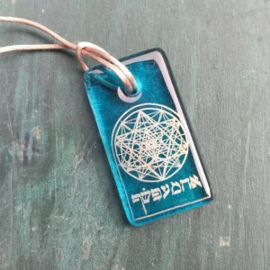 Equilibrador dorado sobre vidrio celeste transparente